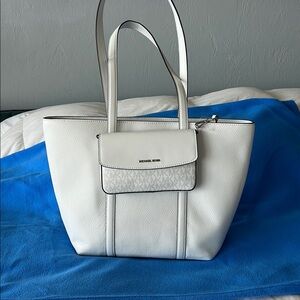Michael Kors White Leather Tote with Crossbody Elegant Design
